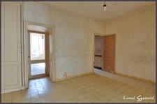 Maison de ville à rénover à vendre 6 pièces 3 chambres avec cour à SAINTE FOY LA GRANDE (33)