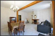 Maison de ville à vendre 4 chambres extérieur et garage sur la commune de Port Sainte Foy et Ponchapt en Dordogne 
