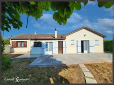 Maison à vendre de plain pied 3 chambres double garage et piscine sur la commune de  PINEUILH (33)