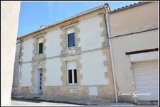 Maison de ville deux chambres avec garage et cour à Castillon la Bataille