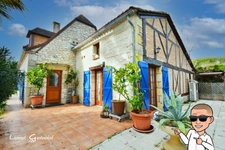 Maison à vendre Découvrez le charme rustique et le confort moderne de cette demeure périgourdine nichée dans un écrin de verdure, offrant une vie douillette avec piscine et commodités à portée de main