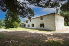 Ensemble immobilier deux maisons en pierres avec piscine et dépendances sur plus d'un 1.9ha
