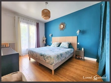Maison sur deux niveaux 5 chambres Garages à vendre sur la commune de  PINEUILH (33)
