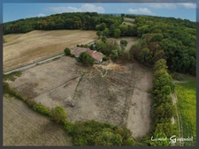 À vendre Corps de ferme en pierre de 250 m² à rénover 5 chambres, dépendances XXL (650 m²), prairie et bois sur 3 hectares. Situé au calme à Nastringues (Dordogne)