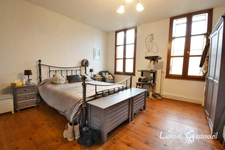 Immeuble rénové avec local commercial sur la commune de Sainte Foy la Grande 