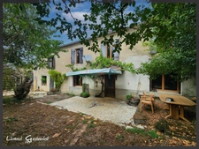 À vendre Corps de ferme en pierre de 250 m² à rénover 5 chambres, dépendances XXL (650 m²), prairie et bois sur 3 hectares. Situé au calme à Nastringues (Dordogne)