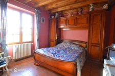 Maison à vendre Découvrez le charme rustique et le confort moderne de cette demeure périgourdine nichée dans un écrin de verdure, offrant une vie douillette avec piscine et commodités à portée de main
