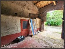 À vendre Corps de ferme en pierre de 250 m² à rénover 5 chambres, dépendances XXL (650 m²), prairie et bois sur 3 hectares. Situé au calme à Nastringues (Dordogne)