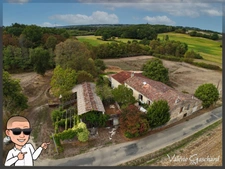 À vendre Corps de ferme en pierre de 250 m² à rénover 5 chambres, dépendances XXL (650 m²), prairie et bois sur 3 hectares. Situé au calme à Nastringues (Dordogne)