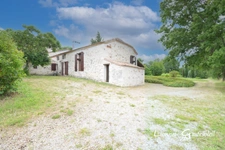 Ensemble immobilier deux maisons en pierres avec piscine et dépendances sur plus d'un 1.9ha