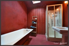 À vendre Corps de ferme en pierre de 250 m² à rénover 5 chambres, dépendances XXL (650 m²), prairie et bois sur 3 hectares. Situé au calme à Nastringues (Dordogne)