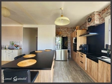 Maison sur deux niveaux 5 chambres Garages à vendre sur la commune de  PINEUILH (33)