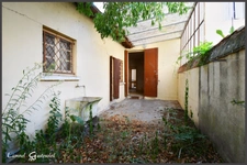 Maison de ville à rénover à vendre 6 pièces 3 chambres avec cour à SAINTE FOY LA GRANDE (33)