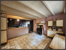 À vendre Corps de ferme en pierre de 250 m² à rénover 5 chambres, dépendances XXL (650 m²), prairie et bois sur 3 hectares. Situé au calme à Nastringues (Dordogne)