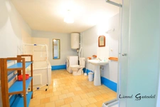Ensemble immobilier deux maisons en pierres avec piscine et dépendances sur plus d'un 1.9ha
