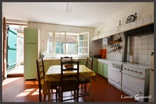 Maison de ville à vendre à rénover 2 chambres avec cour et petite dépendance à SAINTE FOY LA GRANDE (33)