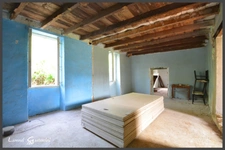 Ancien corp de ferme en pierre à vendre avec fort potentiel sur la commune de SAINTE RADEGONDE (33)