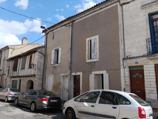 Maison de ville à vendre à rénover 2 chambres avec cour et petite dépendance à SAINTE FOY LA GRANDE (33)