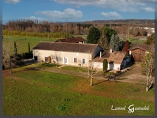 Ancien corps de ferme sur 6 hectares – Idéal pour projet équestre ou élevage canin  Maison en pierre 4 chambres avec dépendances à PINEUILH (33