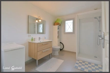 Maison contemporaine de plain-pied à vendre trois pièces  85 m² à ARVEYRES (33)