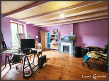 À vendre Corps de ferme en pierre de 250 m² à rénover 5 chambres, dépendances XXL (650 m²), prairie et bois sur 3 hectares. Situé au calme à Nastringues (Dordogne)