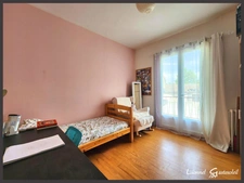 Maison sur deux niveaux 5 chambres Garages à vendre sur la commune de  PINEUILH (33)