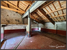 À vendre Corps de ferme en pierre de 250 m² à rénover 5 chambres, dépendances XXL (650 m²), prairie et bois sur 3 hectares. Situé au calme à Nastringues (Dordogne)