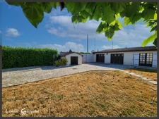 Maison à vendre de plain pied 3 chambres double garage et piscine sur la commune de  PINEUILH (33)