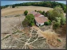 À vendre Corps de ferme en pierre de 250 m² à rénover 5 chambres, dépendances XXL (650 m²), prairie et bois sur 3 hectares. Situé au calme à Nastringues (Dordogne)