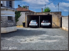 Maison sur deux niveaux 5 chambres Garages à vendre sur la commune de  PINEUILH (33)