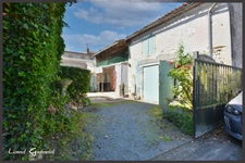 Maison de ville à vendre 4 chambres extérieur et garage sur la commune de Port Sainte Foy et Ponchapt en Dordogne 