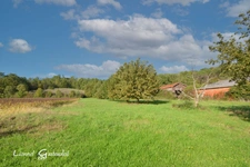 Maison à vendre Découvrez le charme rustique et le confort moderne de cette demeure périgourdine nichée dans un écrin de verdure, offrant une vie douillette avec piscine et commodités à portée de main