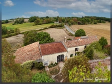 À vendre Corps de ferme en pierre de 250 m² à rénover 5 chambres, dépendances XXL (650 m²), prairie et bois sur 3 hectares. Situé au calme à Nastringues (Dordogne)