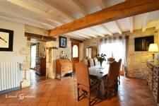 Maison à vendre Découvrez le charme rustique et le confort moderne de cette demeure périgourdine nichée dans un écrin de verdure, offrant une vie douillette avec piscine et commodités à portée de main