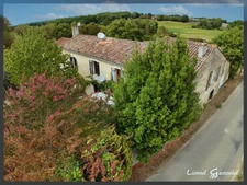 À vendre Corps de ferme en pierre de 250 m² à rénover 5 chambres, dépendances XXL (650 m²), prairie et bois sur 3 hectares. Situé au calme à Nastringues (Dordogne)