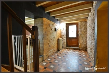 À vendre Corps de ferme en pierre de 250 m² à rénover 5 chambres, dépendances XXL (650 m²), prairie et bois sur 3 hectares. Situé au calme à Nastringues (Dordogne)