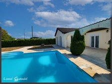 Maison à vendre de plain pied 3 chambres double garage et piscine sur la commune de  PINEUILH (33)
