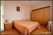  Maison familiale trois chambres à vendre avec jardin arboré – proche commerces et hôpital à PINEUILH (33)
