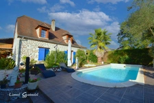 Maison à vendre Découvrez le charme rustique et le confort moderne de cette demeure périgourdine nichée dans un écrin de verdure, offrant une vie douillette avec piscine et commodités à portée de main