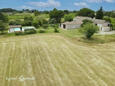 Ensemble immobilier deux maisons en pierres avec piscine et dépendances sur plus d'un 1.9ha