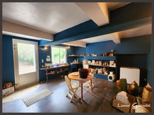 À vendre Corps de ferme en pierre de 250 m² à rénover 5 chambres, dépendances XXL (650 m²), prairie et bois sur 3 hectares. Situé au calme à Nastringues (Dordogne)