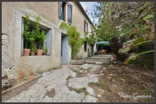 À vendre Corps de ferme en pierre de 250 m² à rénover 5 chambres, dépendances XXL (650 m²), prairie et bois sur 3 hectares. Situé au calme à Nastringues (Dordogne)