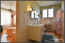  Maison familiale trois chambres à vendre avec jardin arboré – proche commerces et hôpital à PINEUILH (33)