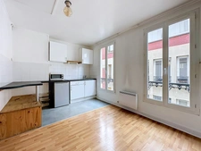 PARIS 11EME ARRONDISSEMENT (75) - Père Lachaise : studio calme et lumineux en dernier étage