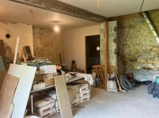 Maisons de village avec 4,03 ha cloturés.  Idéal pour une utilisation équestre, petite exploitation ou gite.