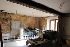 Maisons de village avec 4,03 ha cloturés.  Idéal pour une utilisation équestre, petite exploitation ou gite.