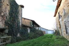Maison à REHABILITER + granges en bons états + préau - Terrain 6353 m2