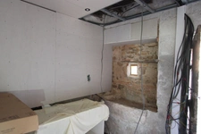 Maisons de village avec 4,03 ha cloturés.  Idéal pour une utilisation équestre, petite exploitation ou gite.
