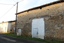 Maison à REHABILITER + granges en bons états + préau - Terrain 6353 m2