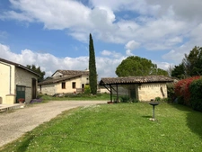 Maison de campagne avec piscine, maison secondaire, garage, grange et grand jardin dans un endroit tranquille.